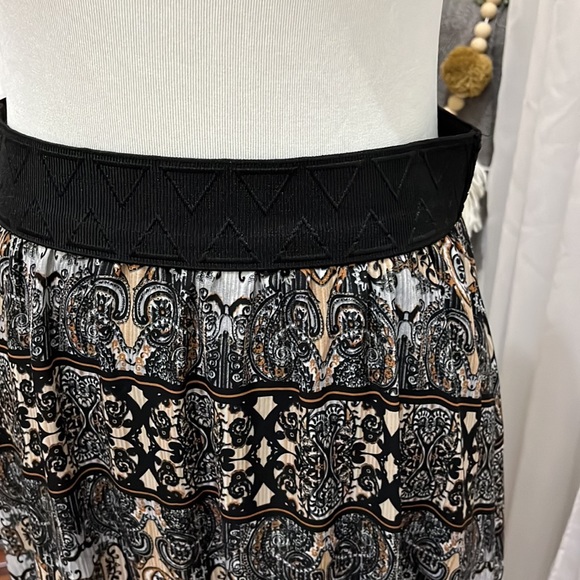 Lularoe Lucy with black lining and black elastic band Sz small - Picture 2 of 4